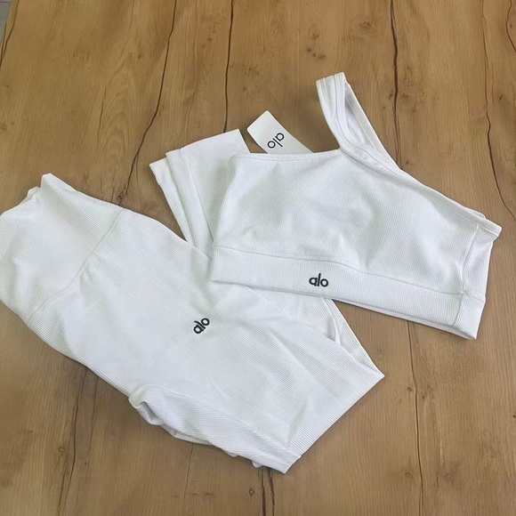 ALO Yoga White Sports Bra and leggings Set - Picture 3 of 5
